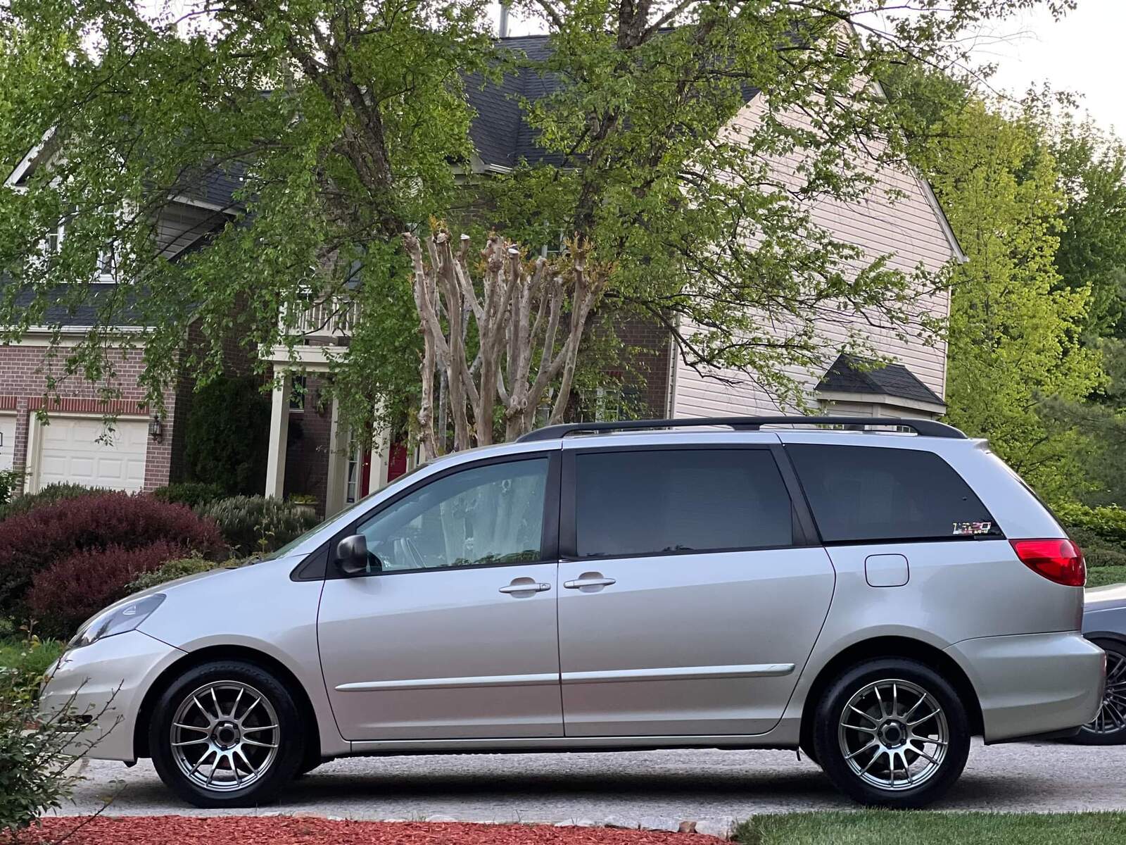 2010 Silver Shadow Toyota Sienna LE picture, mods, upgrades