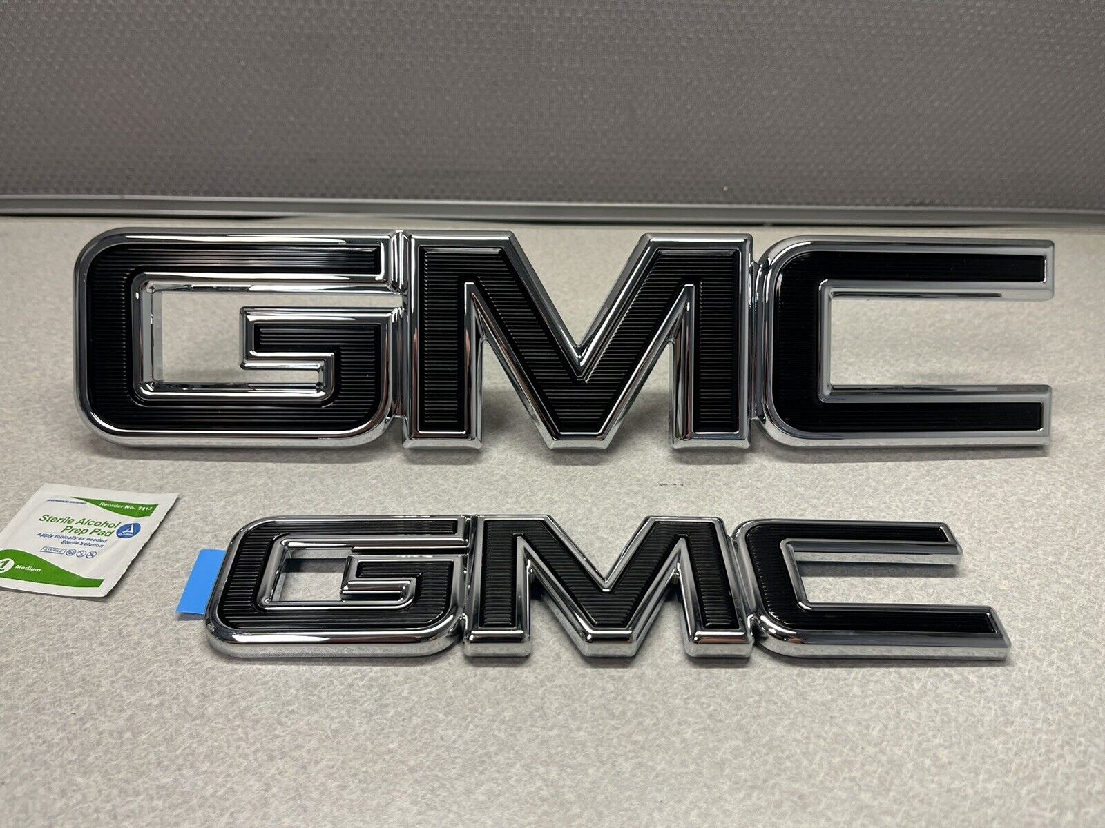 2015-2020 GMC Yukon/ Yukon XL Black GMC Emblem Kit 84724412