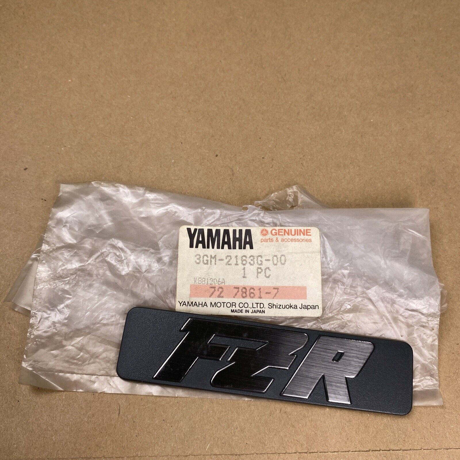 YAMAHA 1989-1990 EMBLEM 1 FZR1000 3GM-2163G-00 XX30350