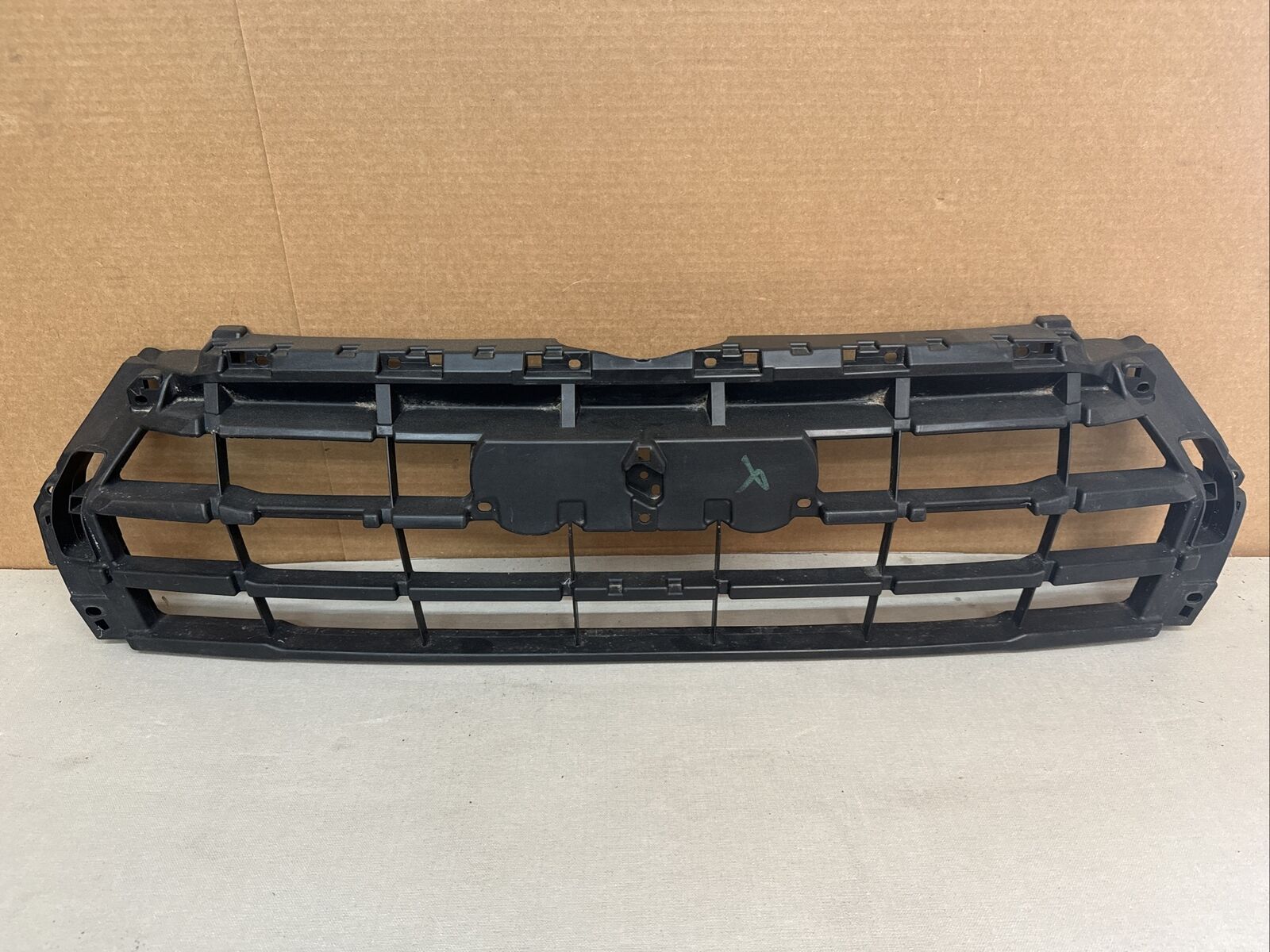 2020 2021 2022 2023 AUDI Q5 FRONT BUMPER GRILLE REINFORCEMENT PLATE OEM USED