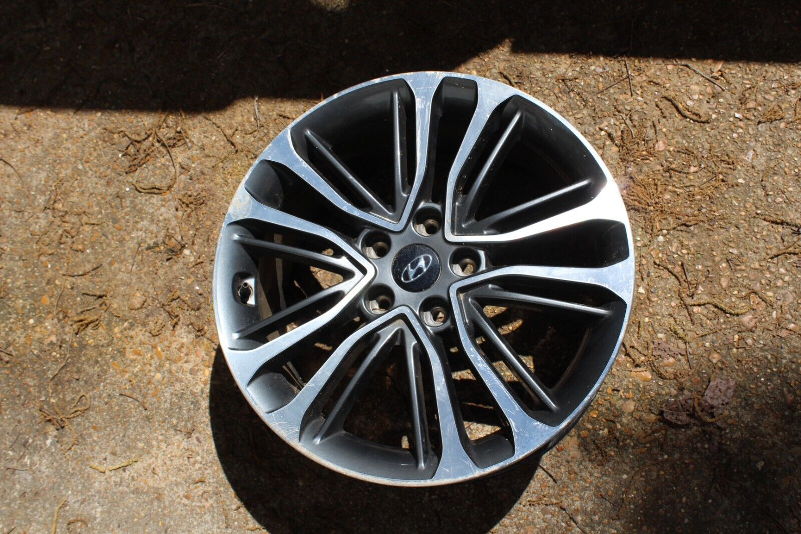 (A) OEM Hyundai Veloster 18 Inch Wheel 52910-2V650 Used minor curb rash turbo