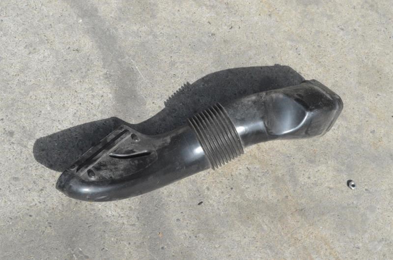 2005 2006 2007 VOLVO XC70 AIR INTAKE DUCT PIPE 8638624