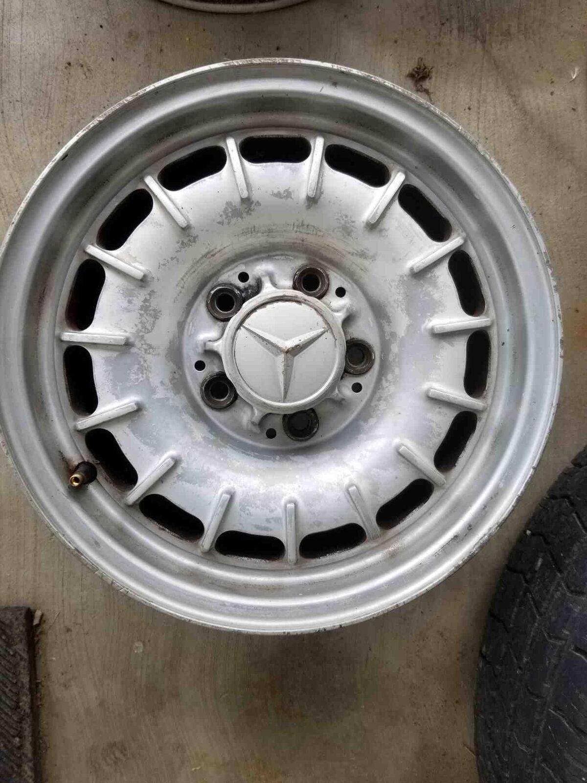 72 - 85 MERCEDES W123 300D Wheel 14x6 Alloy Used Oem #5 Light Curb Some Marks