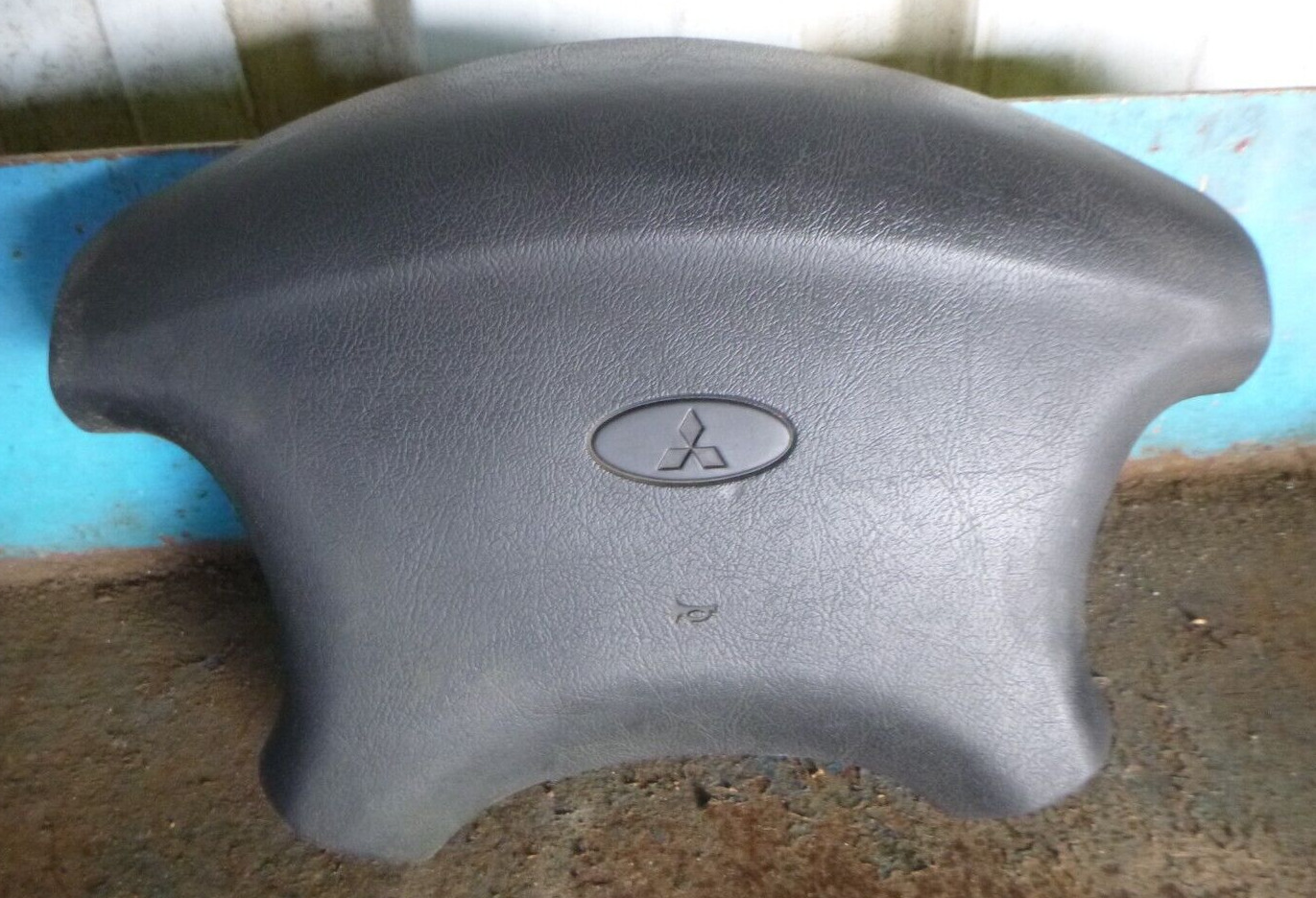 Mitsubishi Magna TH Steering Wheel Horn Pad