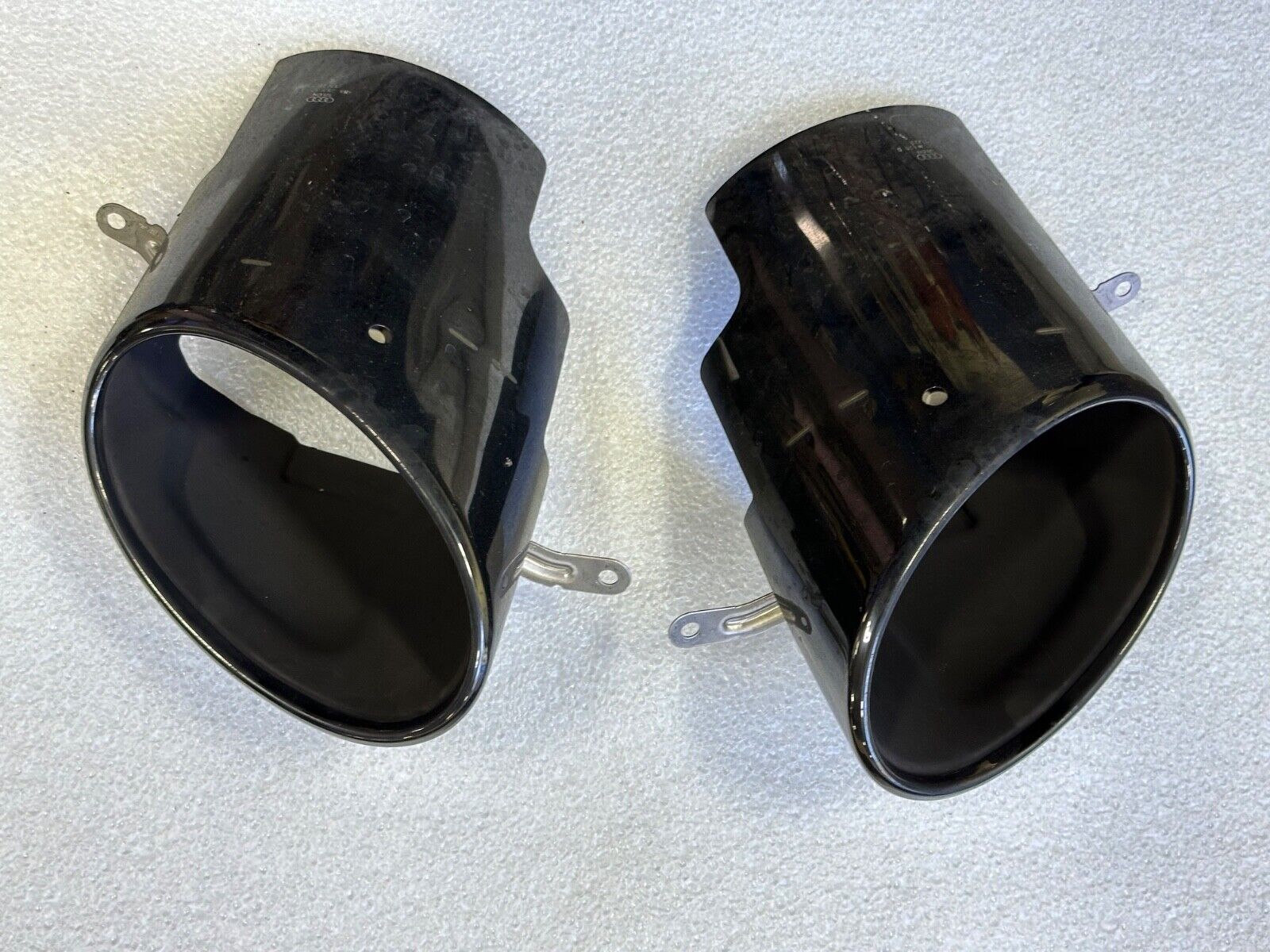 Audi RSQ8 Tail Pipe Tips used set of 2 Exhaust L And R 4M8253825D 4M8253826D