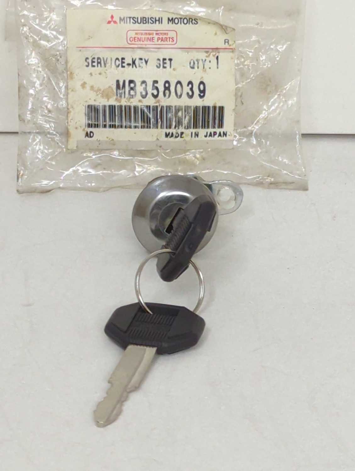 New OEM Mitsubishi RH Door Lock Cylinder w-keys 1984-1988 Cordia MB358039 Tredia