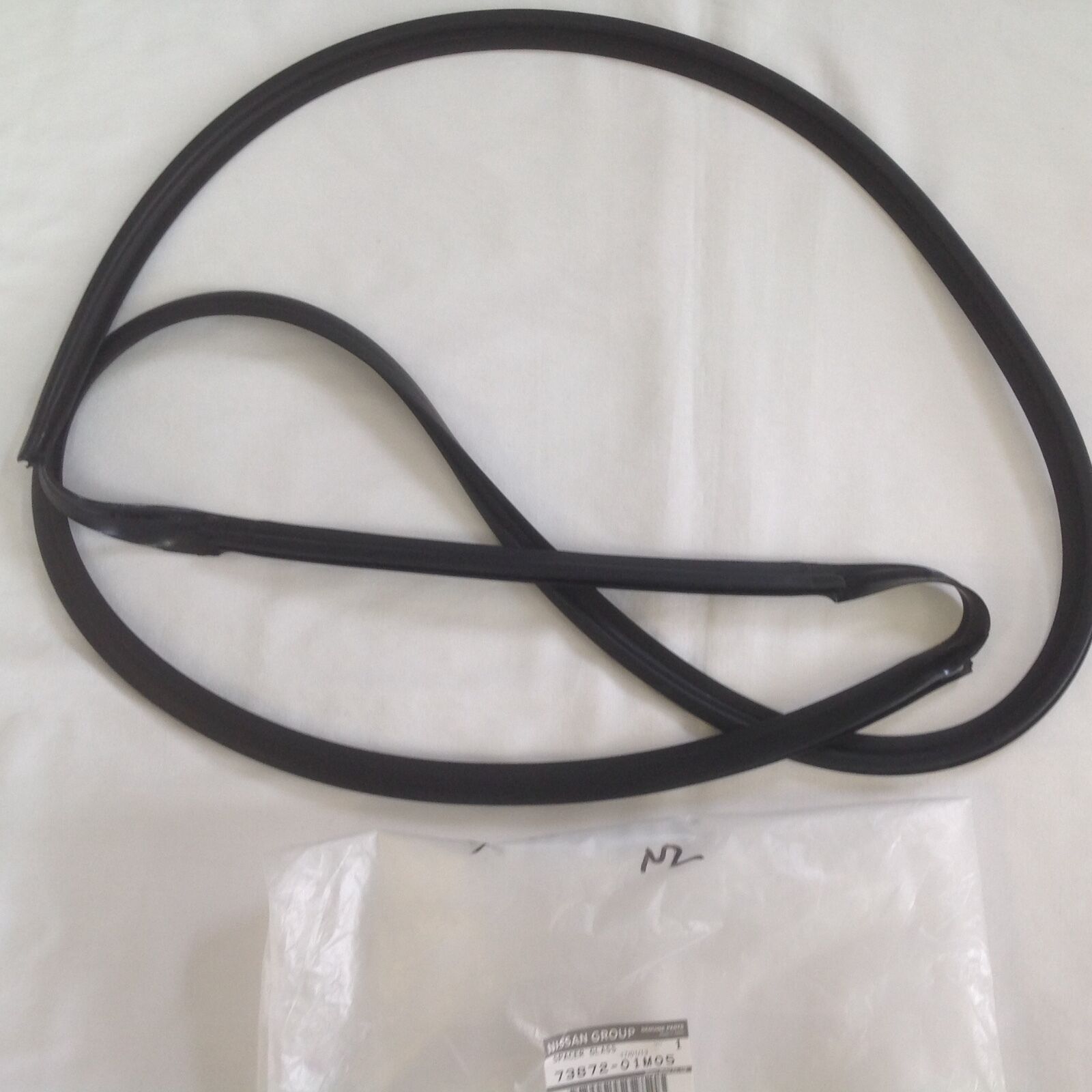 GENUINE 90-93 240SX HATCH SUNROOF WEATHERSTRIP CONNECTS TO THE GLASS 73872-01M05