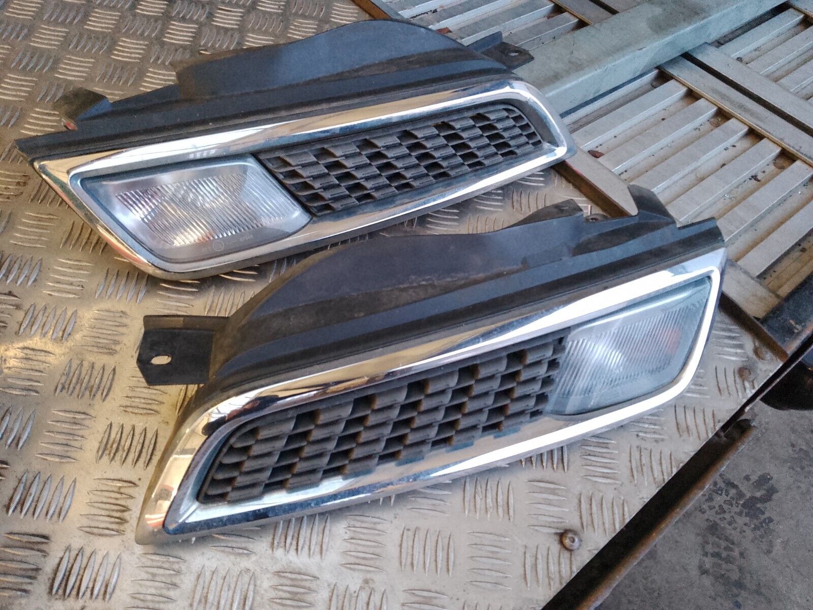2007 - 2010 Nissan Micra K12 Pair Of Front Grills / Indicators Left & Right