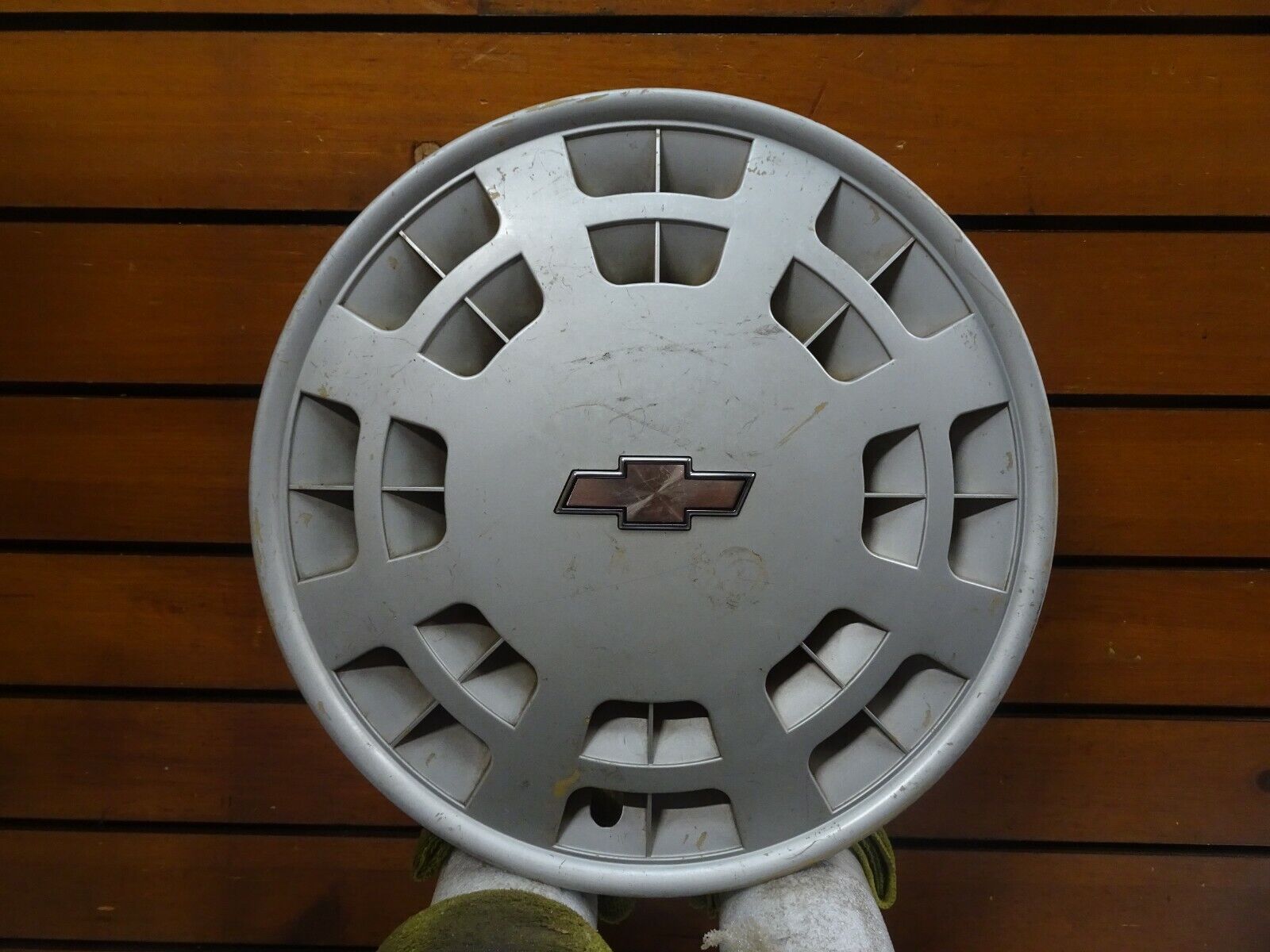 One Genuine 1991 1992 Chevy Caprice 15 Inch Hubcap Wheel Cover