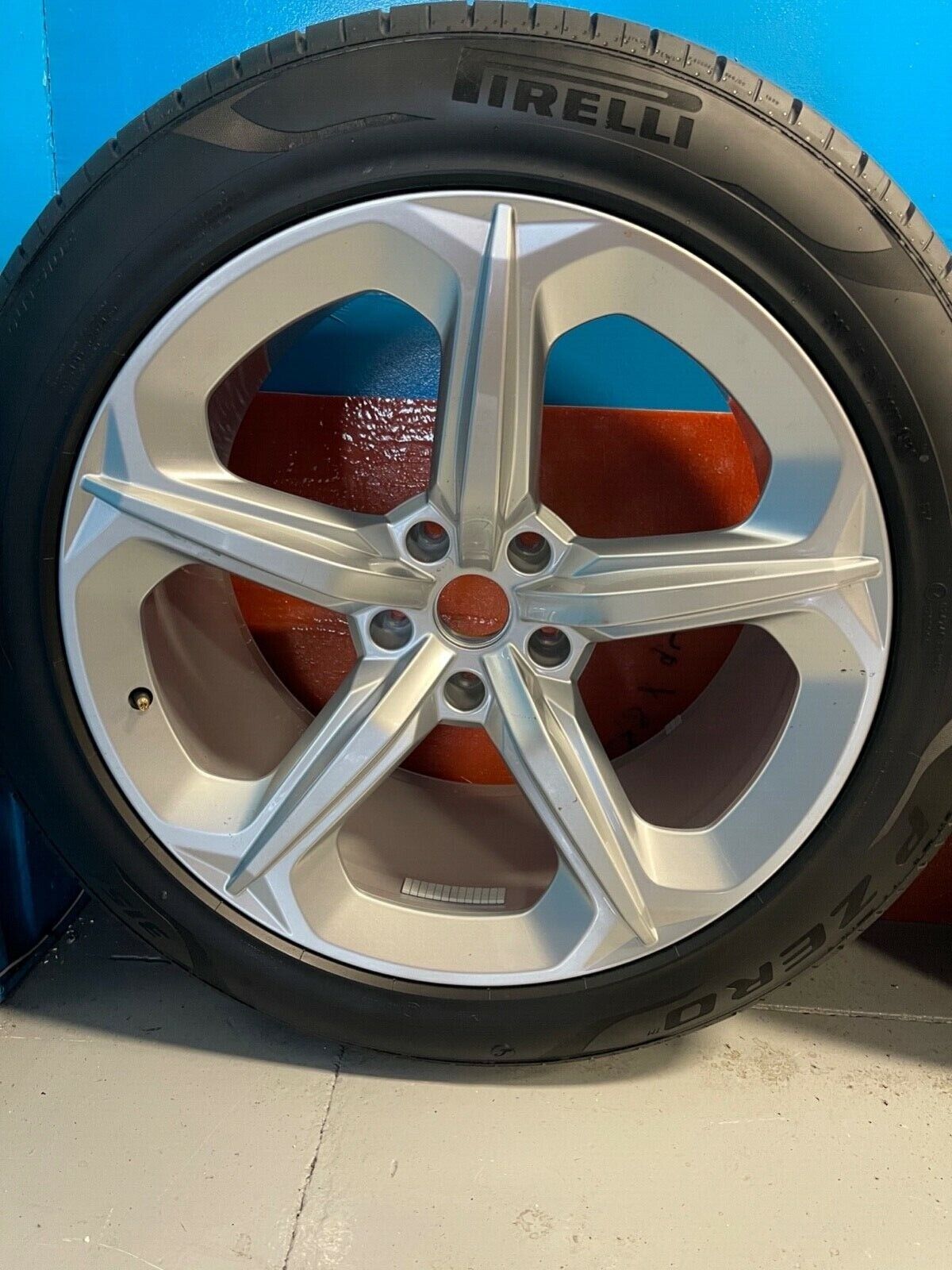 lamborghini Urus wheels 21” New Pirelli Pzero 315/40/21 Tires Audi RSQ8 5 Spoke