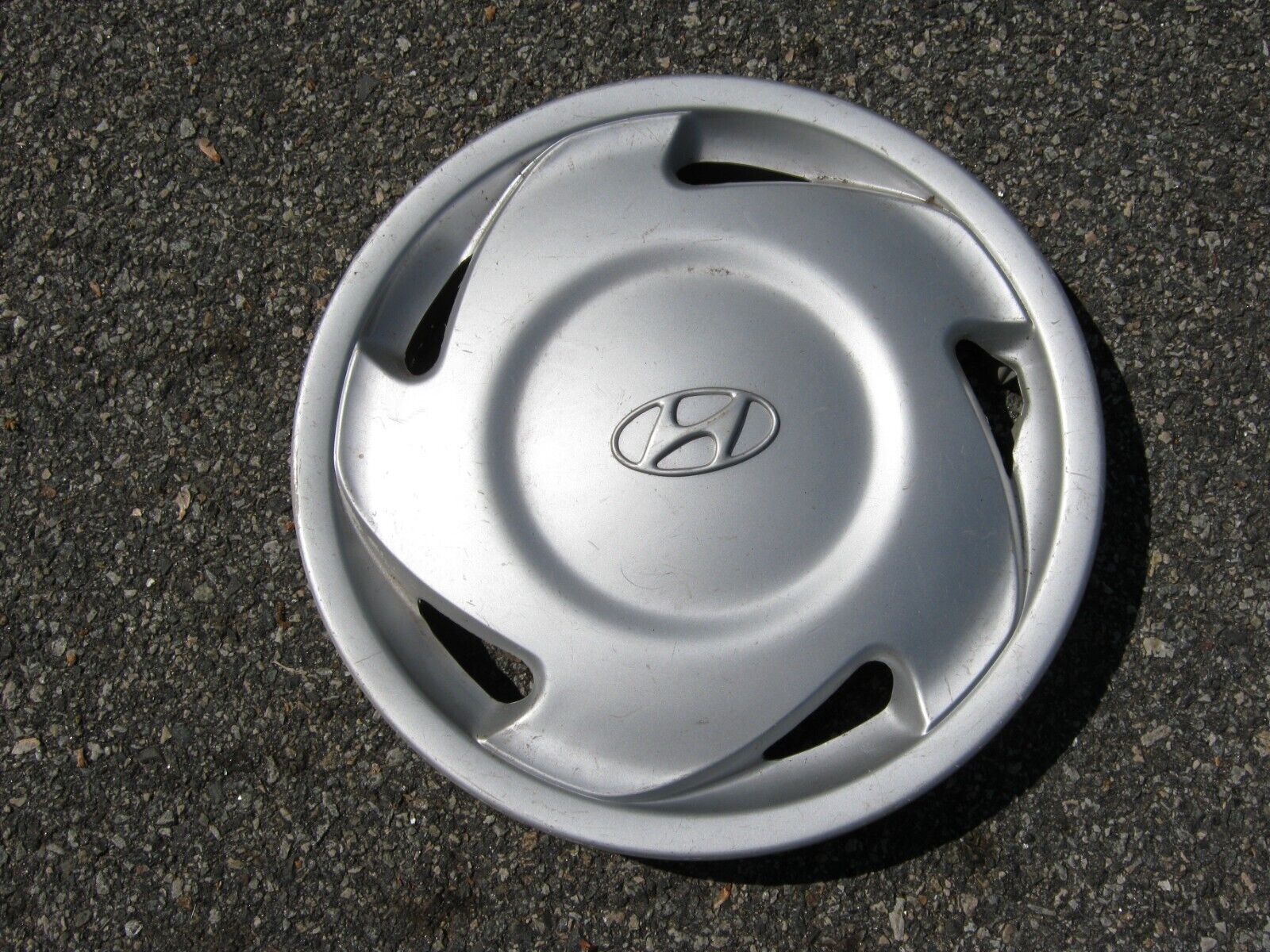 One factory 1992 Hyundai Scoupe 14 inch hubcap wheel cover