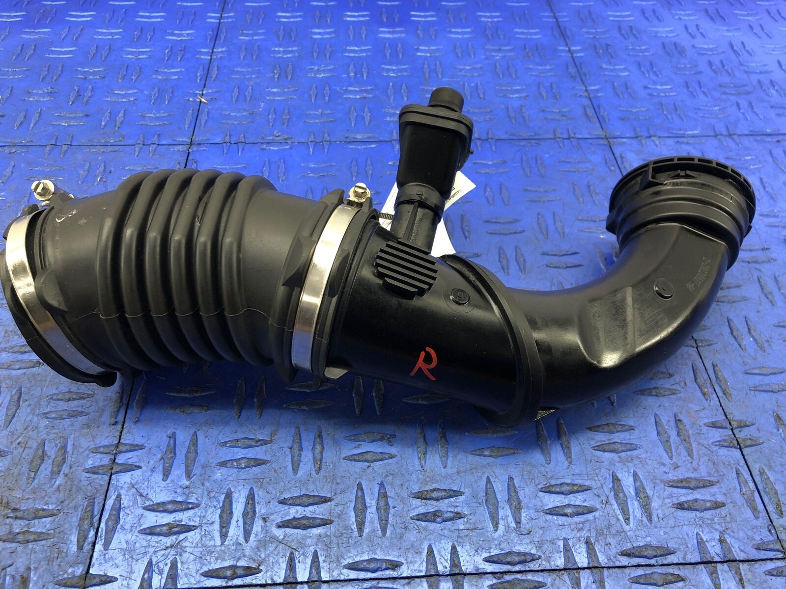 2019-2023 BMW M850I 4.4L RIGHT ENGINE AIR FILTER INTAKE PIPE 13717394483 OEM