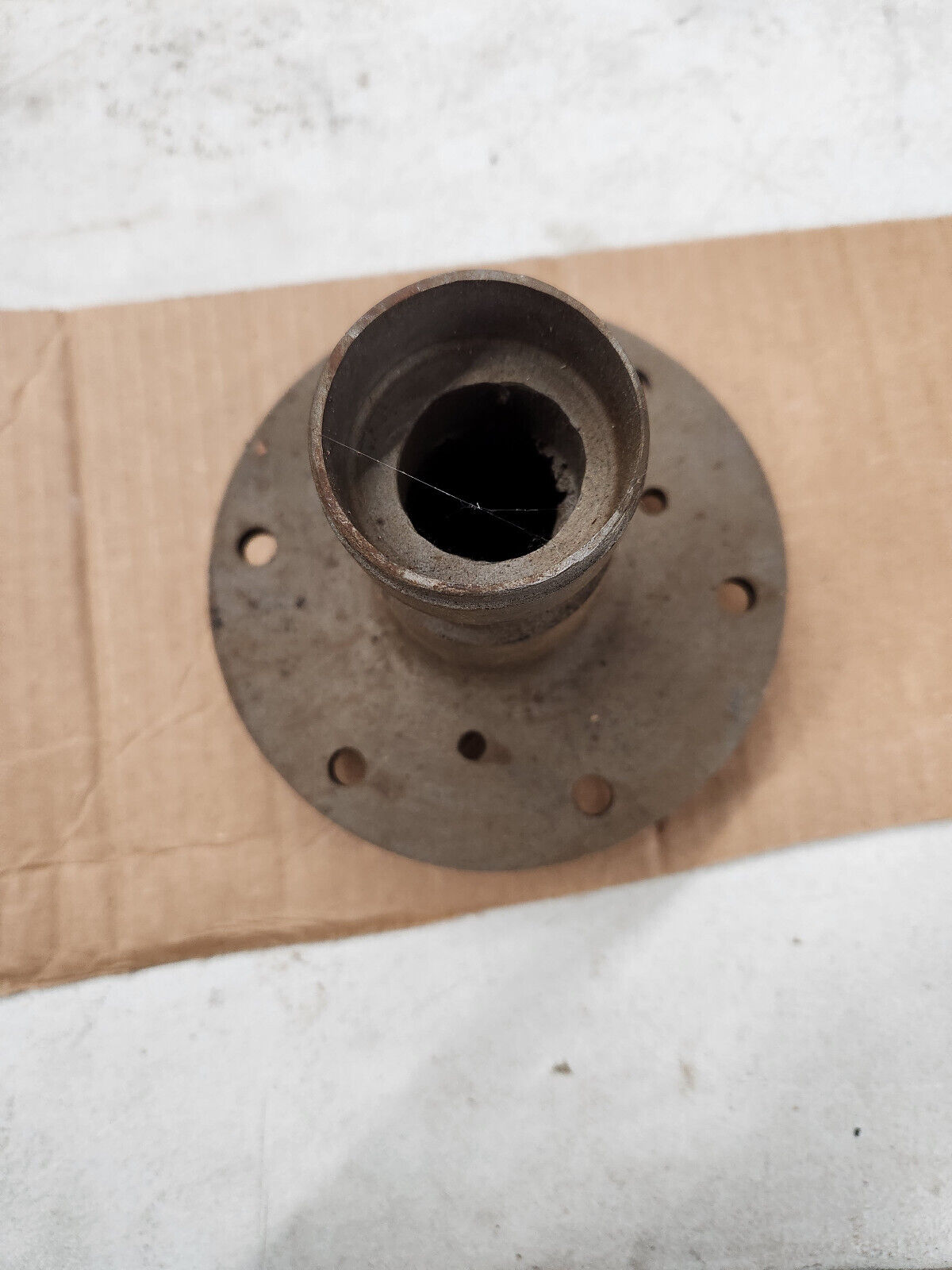 Ford Model T wood wheel Front hub with races good threads